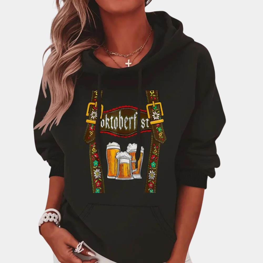 Vrouw draagt zwarte Oktoberfest hoodie met bierglazen en bretels print. Perfect voor Oktoberfest kleding, casual herfstmode, feestelijke stijl.