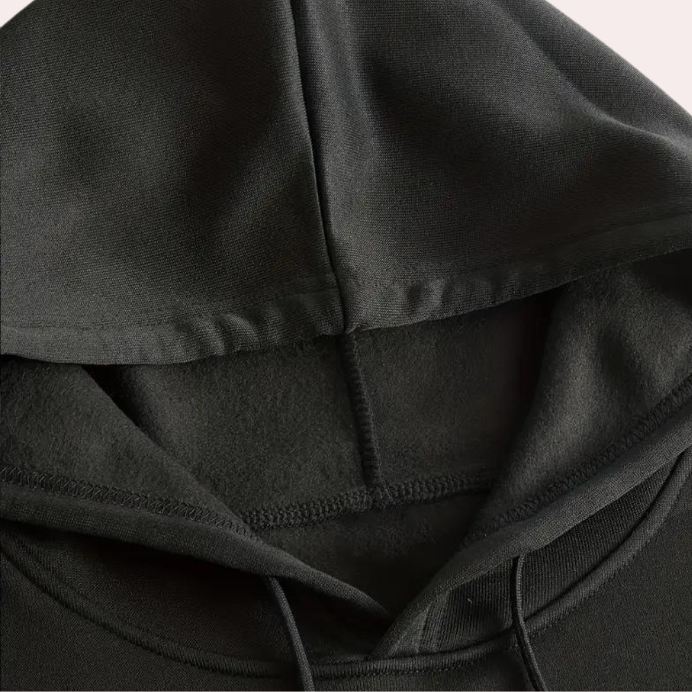 Zwarte hoodie met capuchon, close-up van zachte stof en trekkoorden. Comfortabele en stijlvolle kleding, ideaal voor casual outfits.