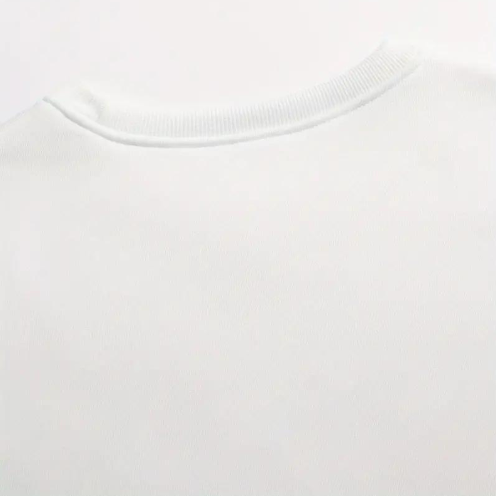 Witte katoenen trui met ronde hals, close-up van de achterkant. Hoogwaardige stof, minimalistisch design, ideaal voor casual en stijlvolle outfits.