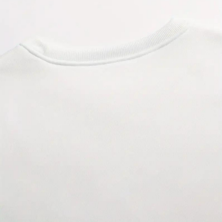 Witte katoenen trui met ronde hals, close-up van de achterkant. Hoogwaardige stof, minimalistisch design, ideaal voor casual en stijlvolle outfits.
