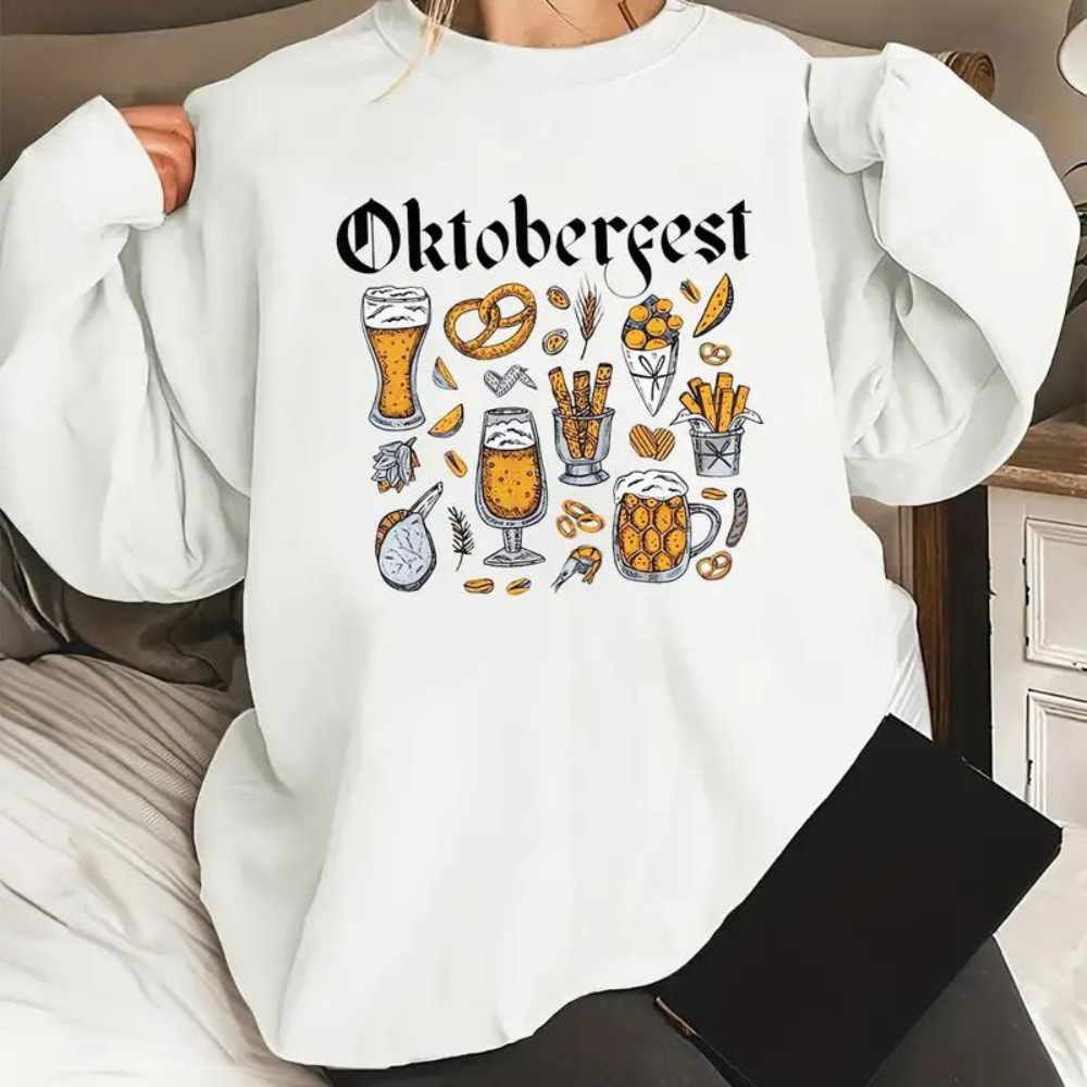 Witte trui met "Oktoberfest" opdruk, versierd met bierglazen, pretzels en worstjes. Perfect voor Oktoberfest kleding en feestelijke outfits.