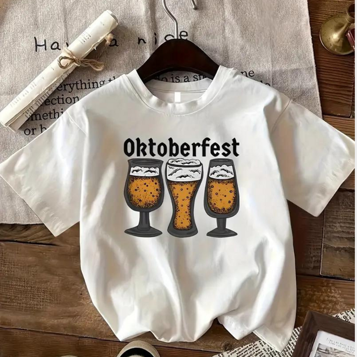 Wit T-shirt met drie bierglazen en "Oktoberfest" opdruk, perfect voor bierfestival, casual mode, herenkleding, feestkleding.