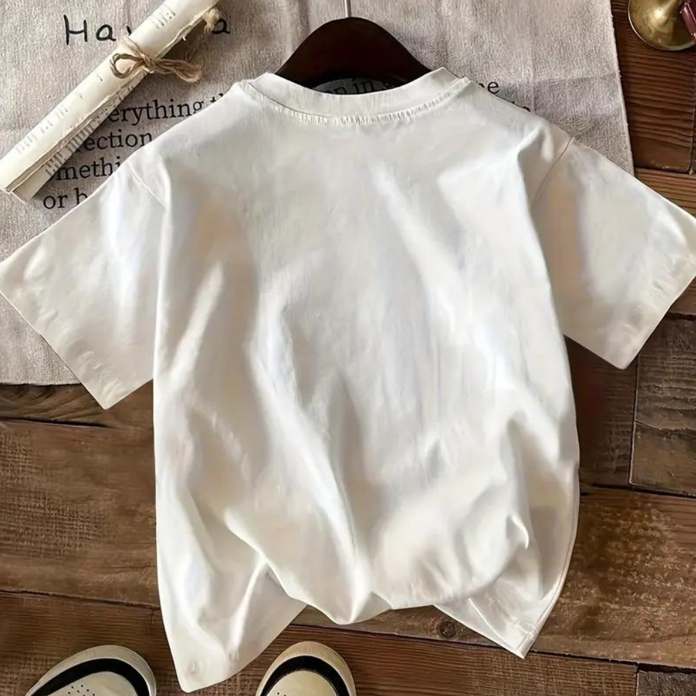 Witte katoenen T-shirt op houten tafel, casual kleding, minimalistisch design, mode voor dagelijks gebruik, comfortabele pasvorm, unisex stijl.