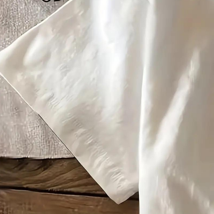 Witte katoenen blouse met korte mouwen op houten achtergrond, stijlvolle damesmode, minimalistisch design, hoogwaardige stof, casual kleding.