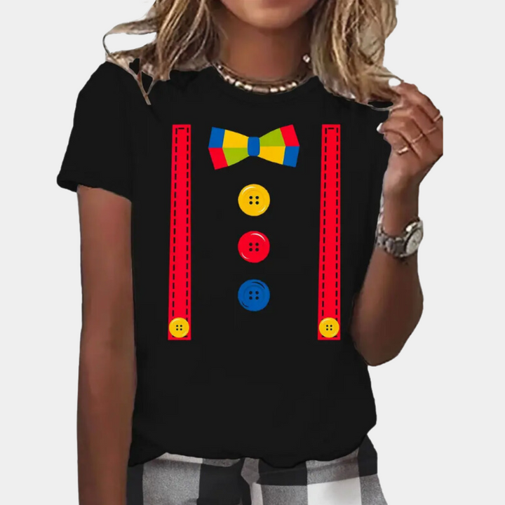 Zwarte T-shirt met kleurrijke clownprint, inclusief strikje, knopen en bretels. Perfect voor carnaval of feestelijke gelegenheden.