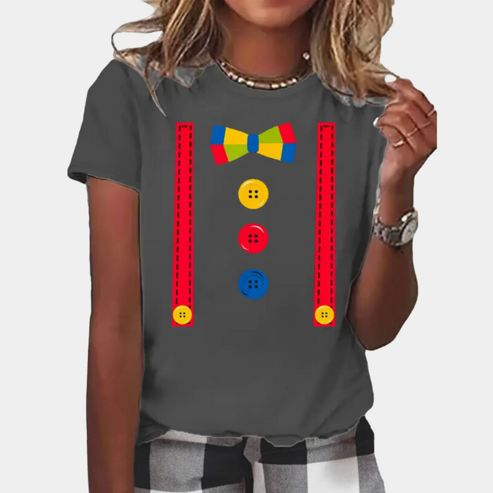 Grijze dames T-shirt met kleurrijke clownprint, inclusief strik en knopen. Perfect voor casual outfits. Comfortabel en stijlvol ontwerp.