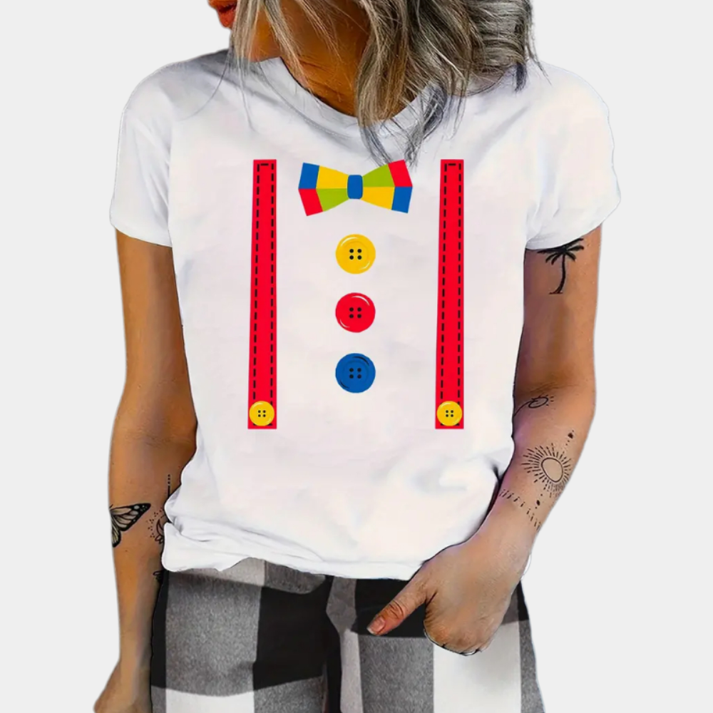 Vrouw draagt wit T-shirt met clownprint, inclusief gekleurde strik, knopen en bretels. Perfect voor carnaval of feestkleding.