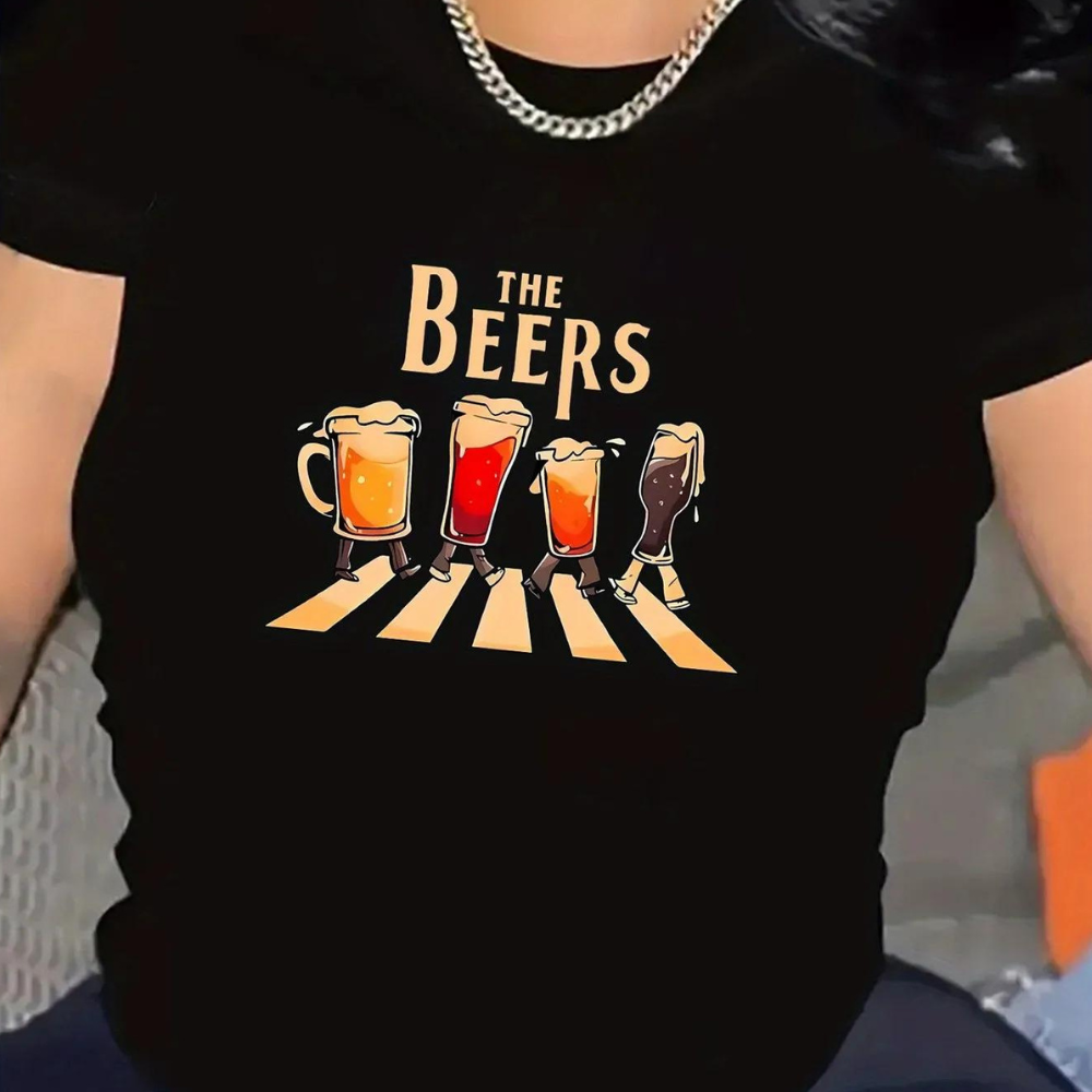 Zwart T-shirt met grappige bierglazen illustratie en tekst "The Beers", geïnspireerd door Abbey Road. Perfect voor bierliefhebbers en casual mode.