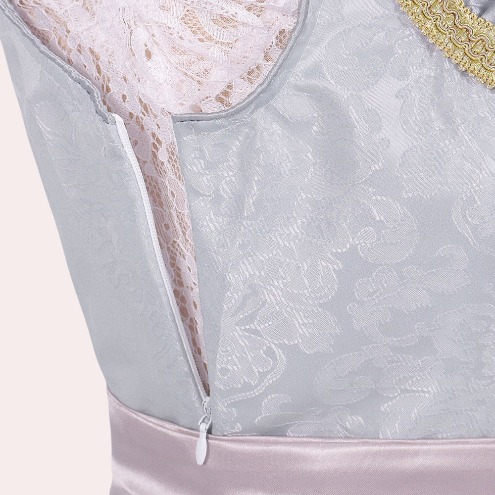 Zilveren kanten jurk met gouden kettingdetail, satijnen tailleband en verborgen ritssluiting. Elegante avondjurk voor speciale gelegenheden.