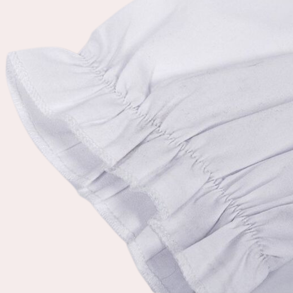 Witte katoenen blouse met ruches, detailopname. Elegante damesmode, hoogwaardige stof, trendy kledingstuk, perfect voor casual en formele gelegenheden.