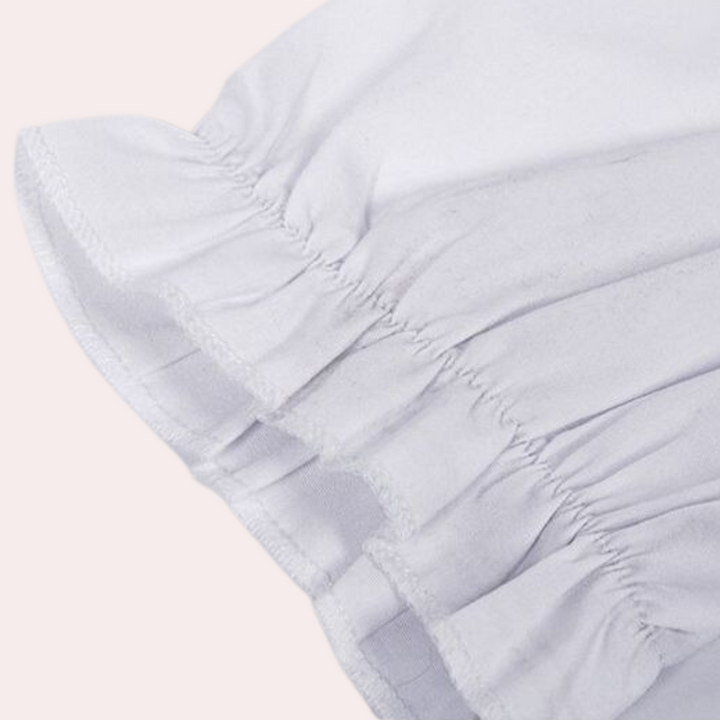 Witte katoenen blouse met ruches, detailopname. Elegante damesmode, hoogwaardige stof, trendy kledingstuk, perfect voor casual en formele gelegenheden.