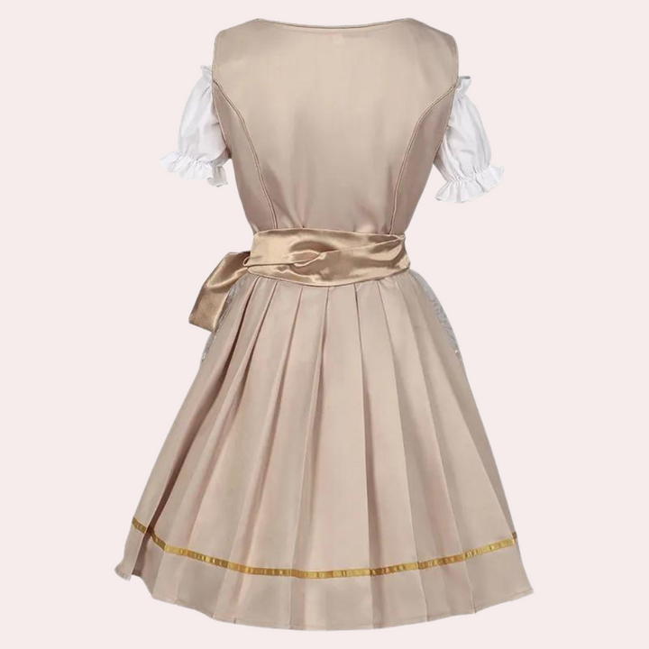 Beige dirndl jurk met witte pofmouwen en gouden tailleband, traditionele Duitse kleding, achterkant, elegante plooien, Oktoberfest mode.