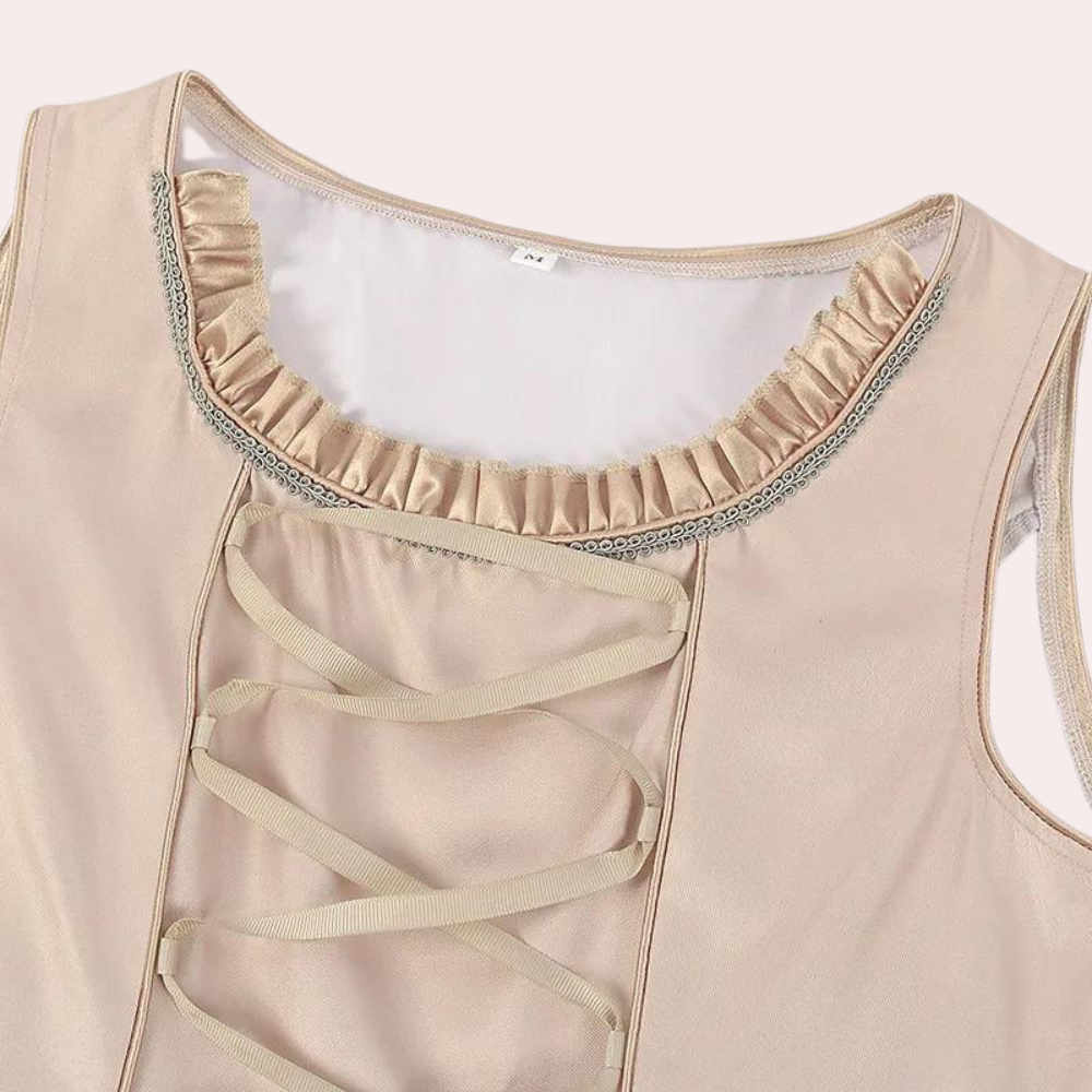 Beige satijnen top met ruches en vetersluiting, elegante damesmode, trendy kledingstuk, perfect voor stijlvolle outfits en modieuze combinaties.