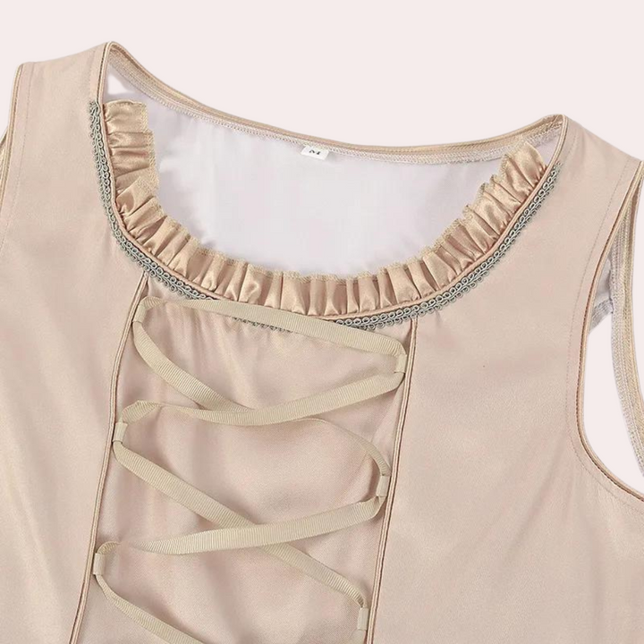 Beige satijnen top met ruches en vetersluiting, elegante damesmode, trendy kledingstuk, perfect voor stijlvolle outfits en modieuze combinaties.