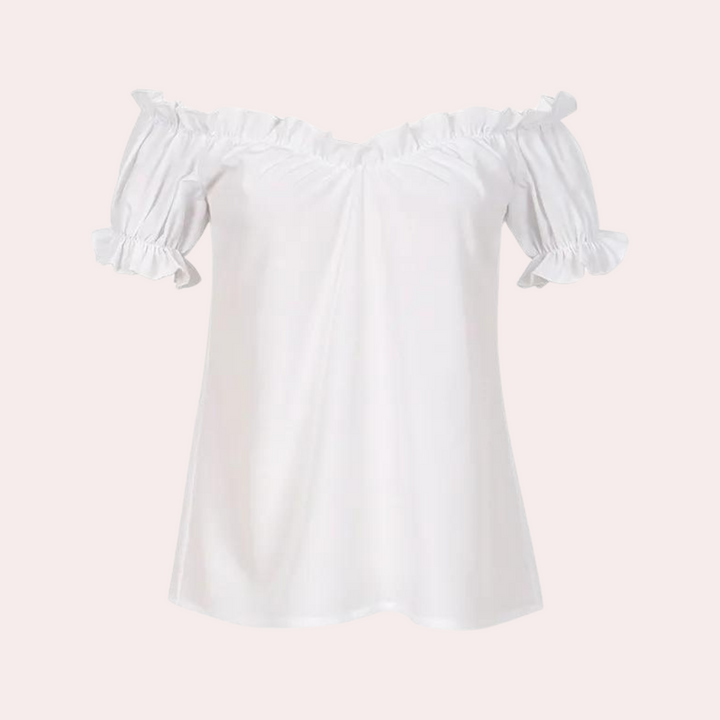 Witte off-shoulder blouse met ruches, korte mouwen en elastische boorden. Perfect voor zomerse outfits. Trendy damesmode, casual chic stijl.