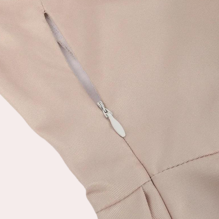 Beige zijden jurk met ritssluiting detail, elegante damesmode, hoogwaardige stof, close-up van textuur en afwerking, stijlvolle kleding.