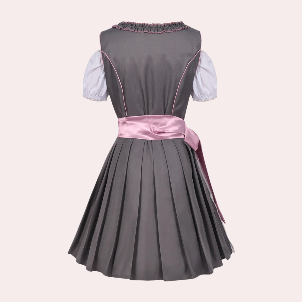 Grijze dirndl jurk met roze satijnen riem, geplooide rok en witte pofmouwen. Traditionele Beierse kleding voor Oktoberfest en feestelijke gelegenheden.