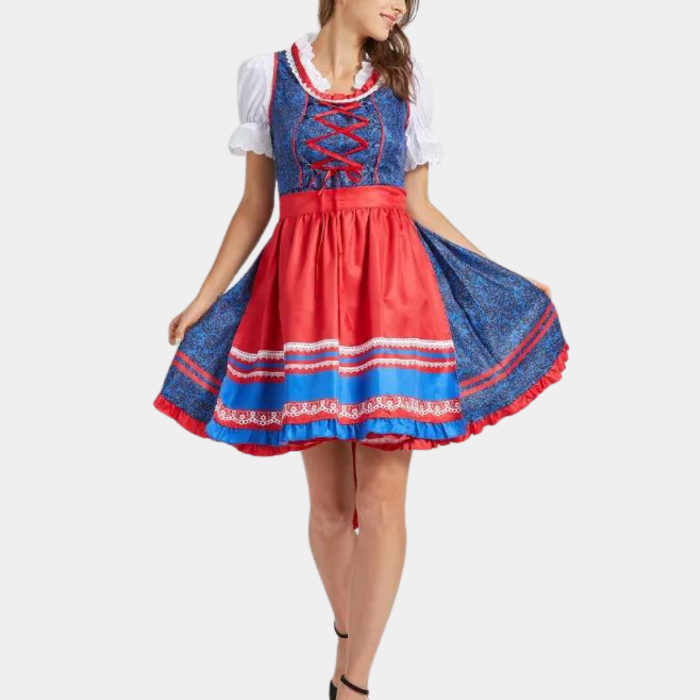 Vrouw in traditionele Duitse dirndl jurk, blauw met rode accenten en witte blouse. Oktoberfest kleding, folkloristische mode, feestelijke outfit.