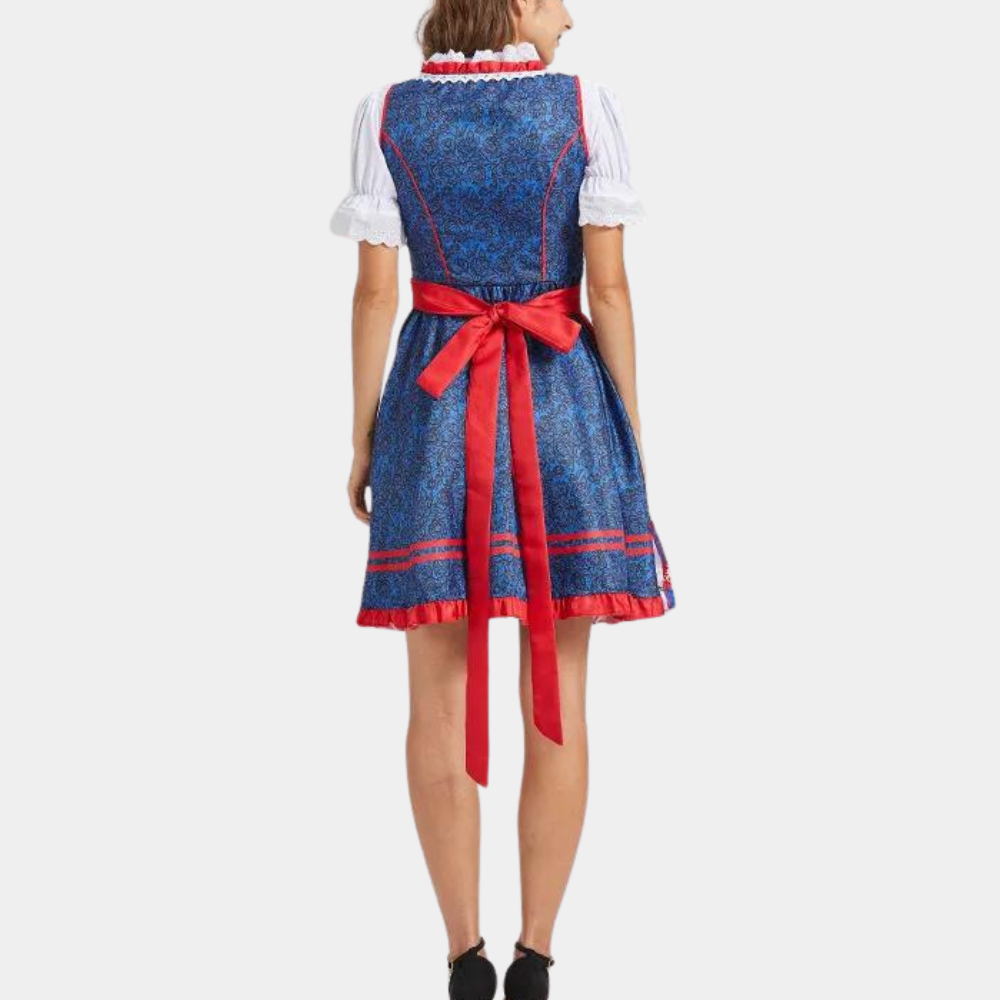 Vrouw in traditionele blauwe dirndl met rode strik, witte blouse en zwarte schoenen, Oktoberfest kleding, Duitse folklore mode.