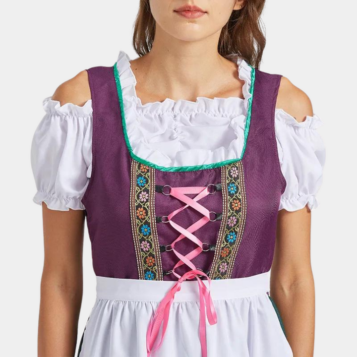 Paarse dirndl jurk met witte blouse, traditionele Beierse kleding, roze linten, bloemenborduursel, Oktoberfest mode, vrouwelijk model.