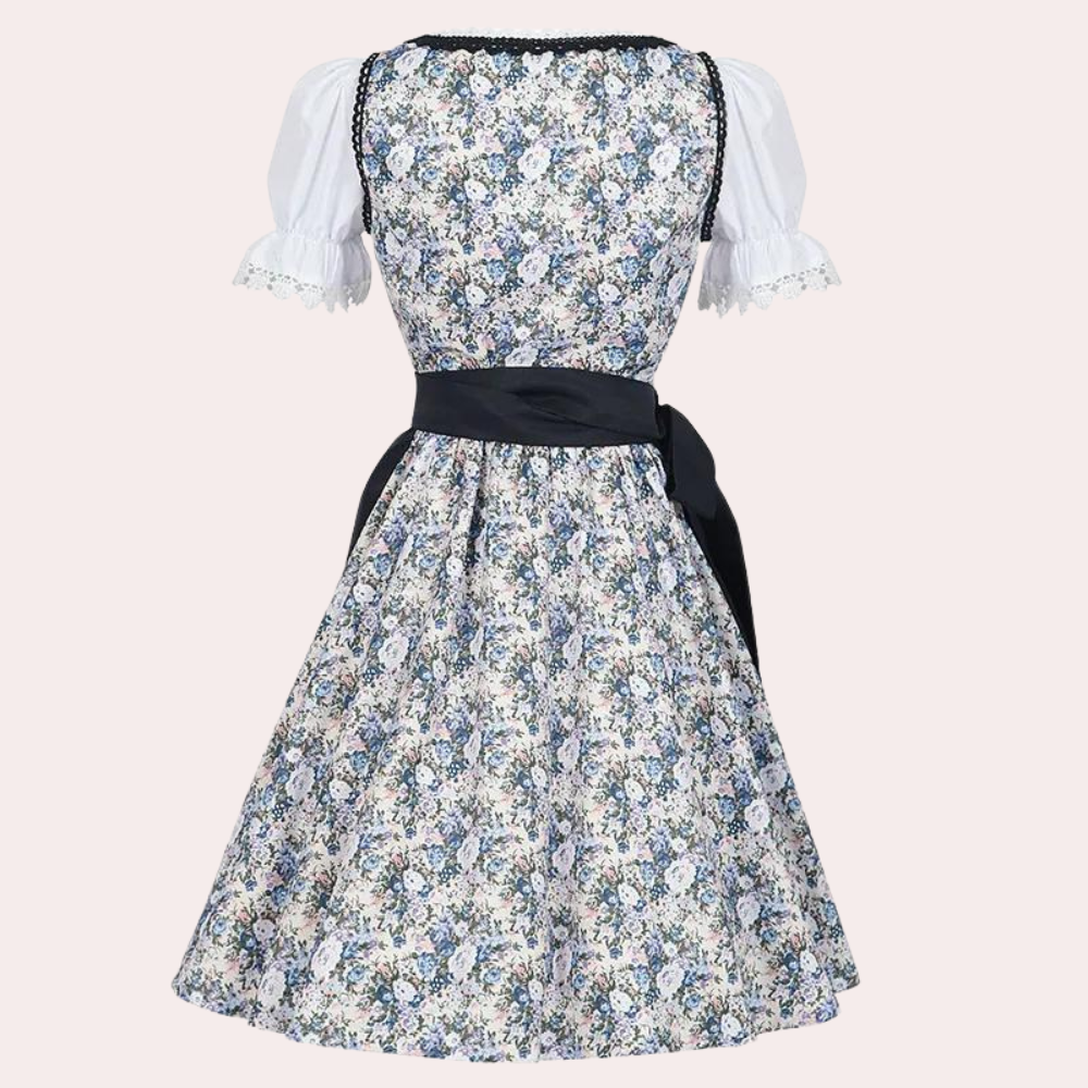 Blauwe bloemenjurk met witte pofmouwen en zwarte strik, traditionele dirndl-stijl, perfect voor Oktoberfest en Duitse festivals.
