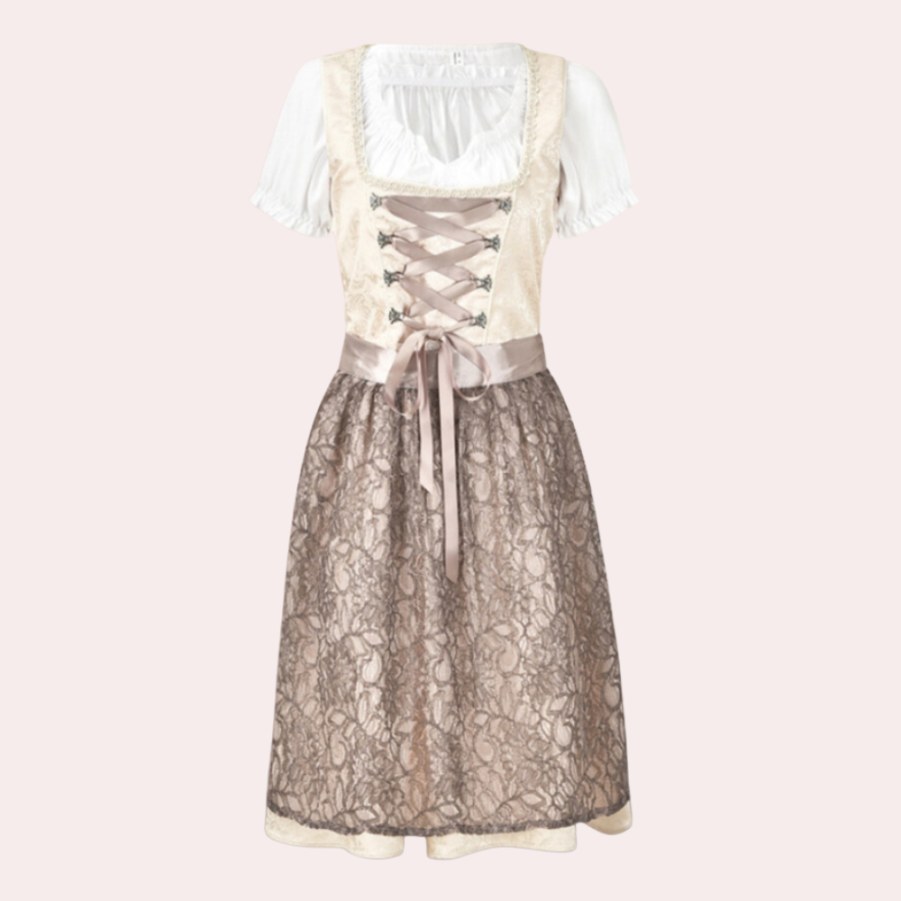 Apricotkleurige dirndl jurk met witte blouse, beige kanten schort en satijnen lint. Traditionele Beierse kleding, perfect voor Oktoberfest.