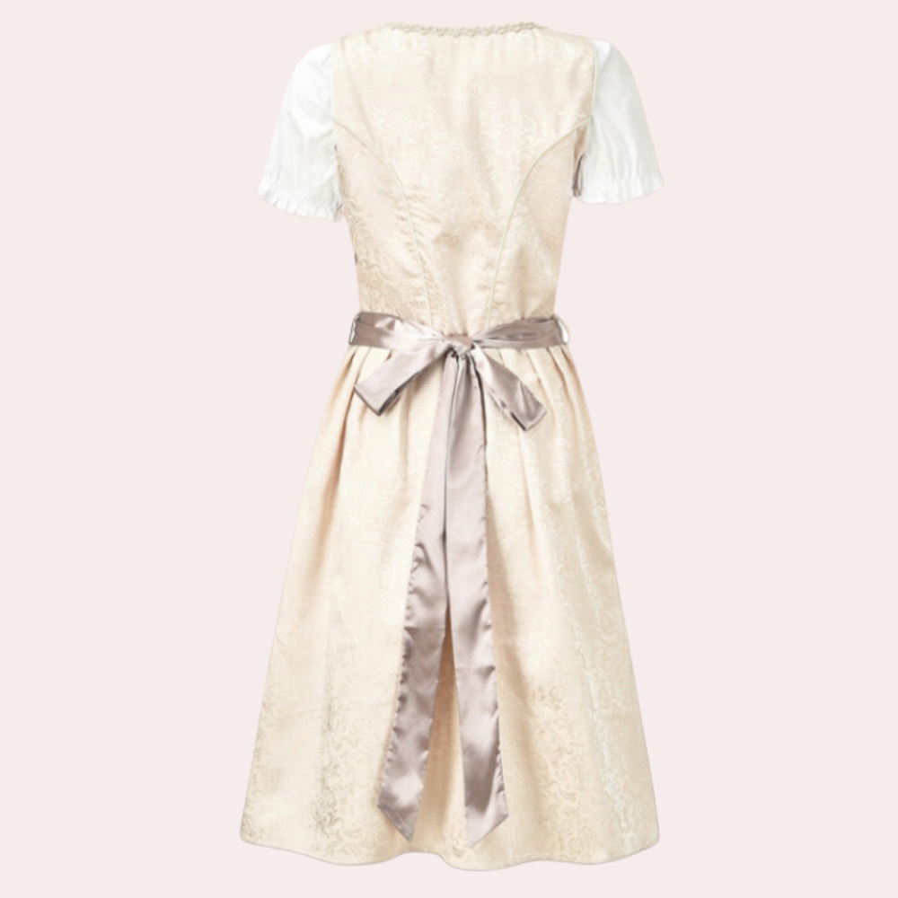 Achteraanzicht van een elegante apricotkleurige dirndl jurk met witte pofmouwen en een satijnen strik, perfect voor traditionele Duitse festivals.