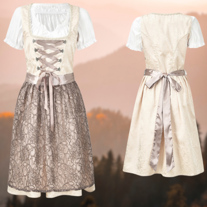Twee traditionele dirndls in abrikooskleur met witte blouse en kanten details, perfect voor Oktoberfest. Elegante jurk met lint en bloemenpatroon.