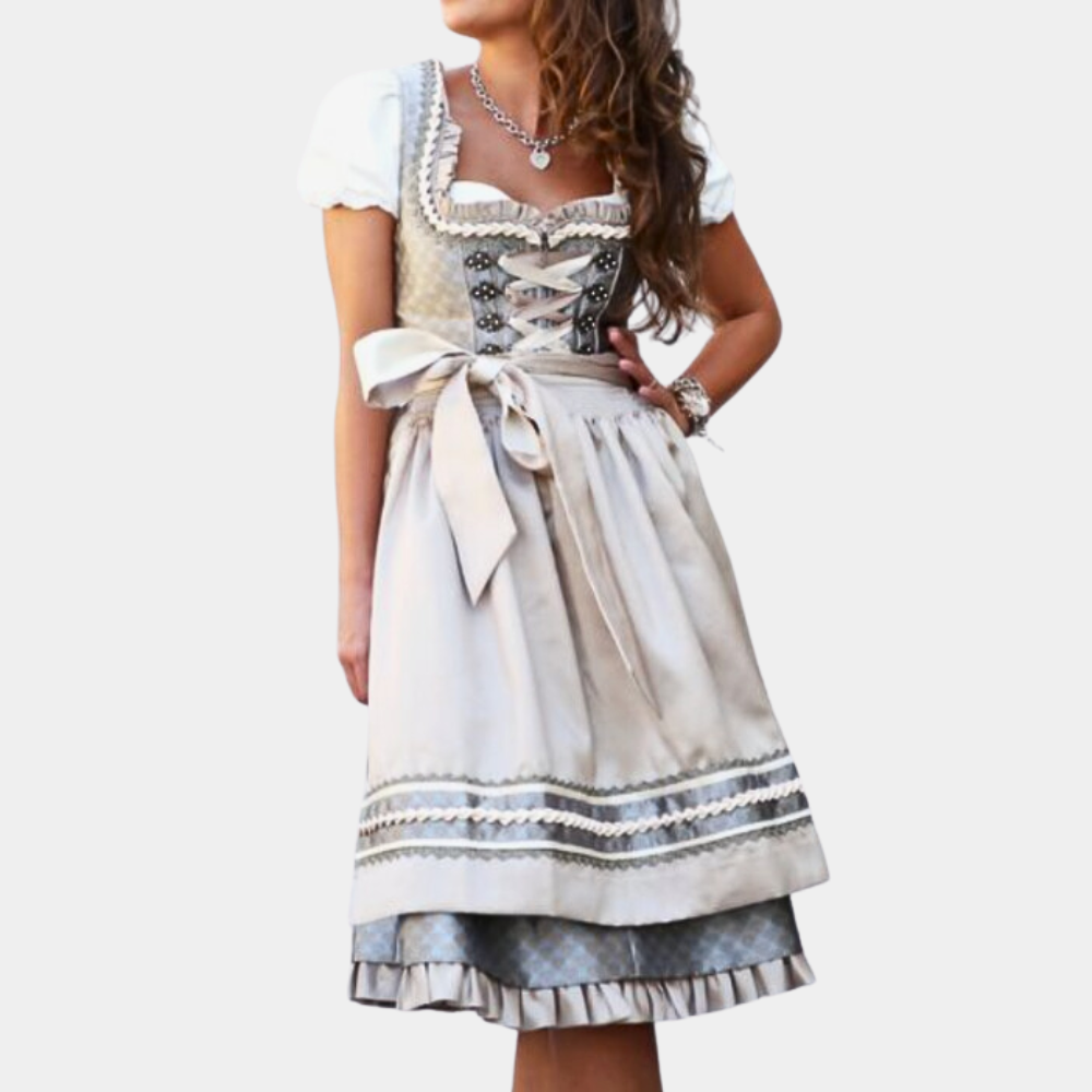 Vrouw in traditionele Beierse dirndl jurk met witte blouse en sierlijke details. Perfect voor Oktoberfest, Duitse mode, culturele kleding.