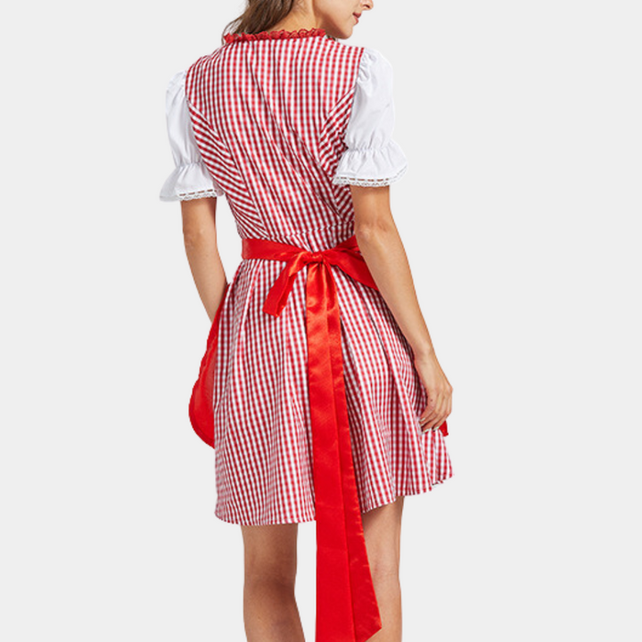 Vrouw in rood-wit geruite jurk met pofmouwen en rode strik, traditionele Oktoberfest kleding, achteraanzicht.