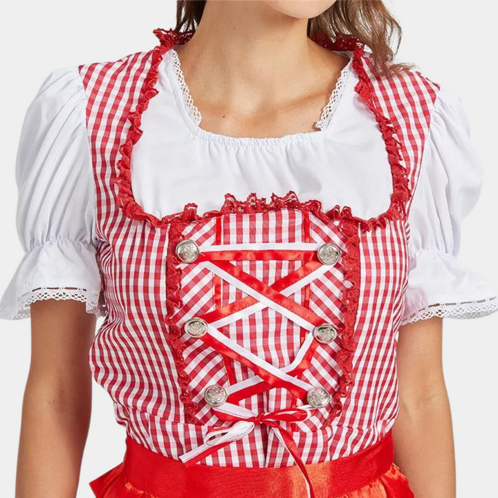 Vrouw in rood-wit geruite dirndl blouse met pofmouwen en decoratieve knopen, traditionele Beierse kleding, Oktoberfest mode.