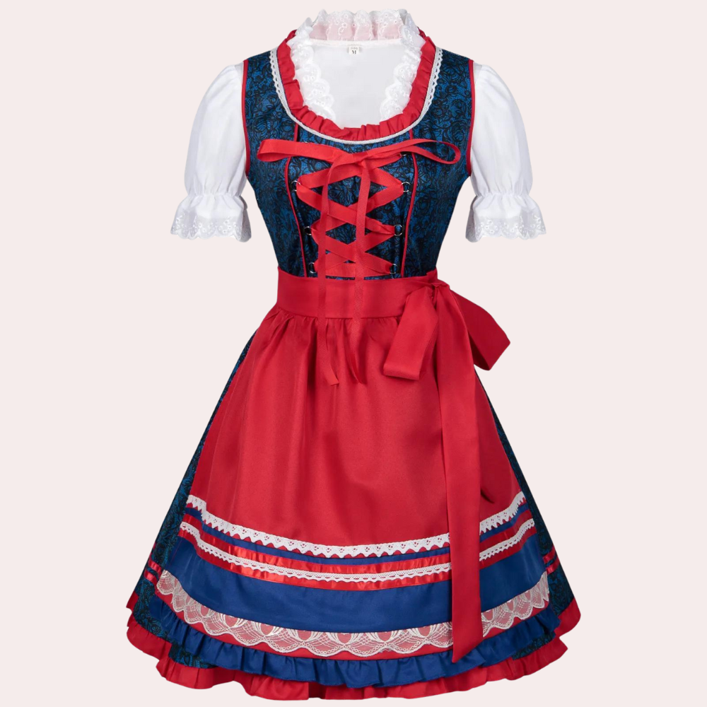 Traditionele Duitse dirndl jurk met rood en blauw patroon, witte blouse en kanten details. Perfect voor Oktoberfest en culturele evenementen.