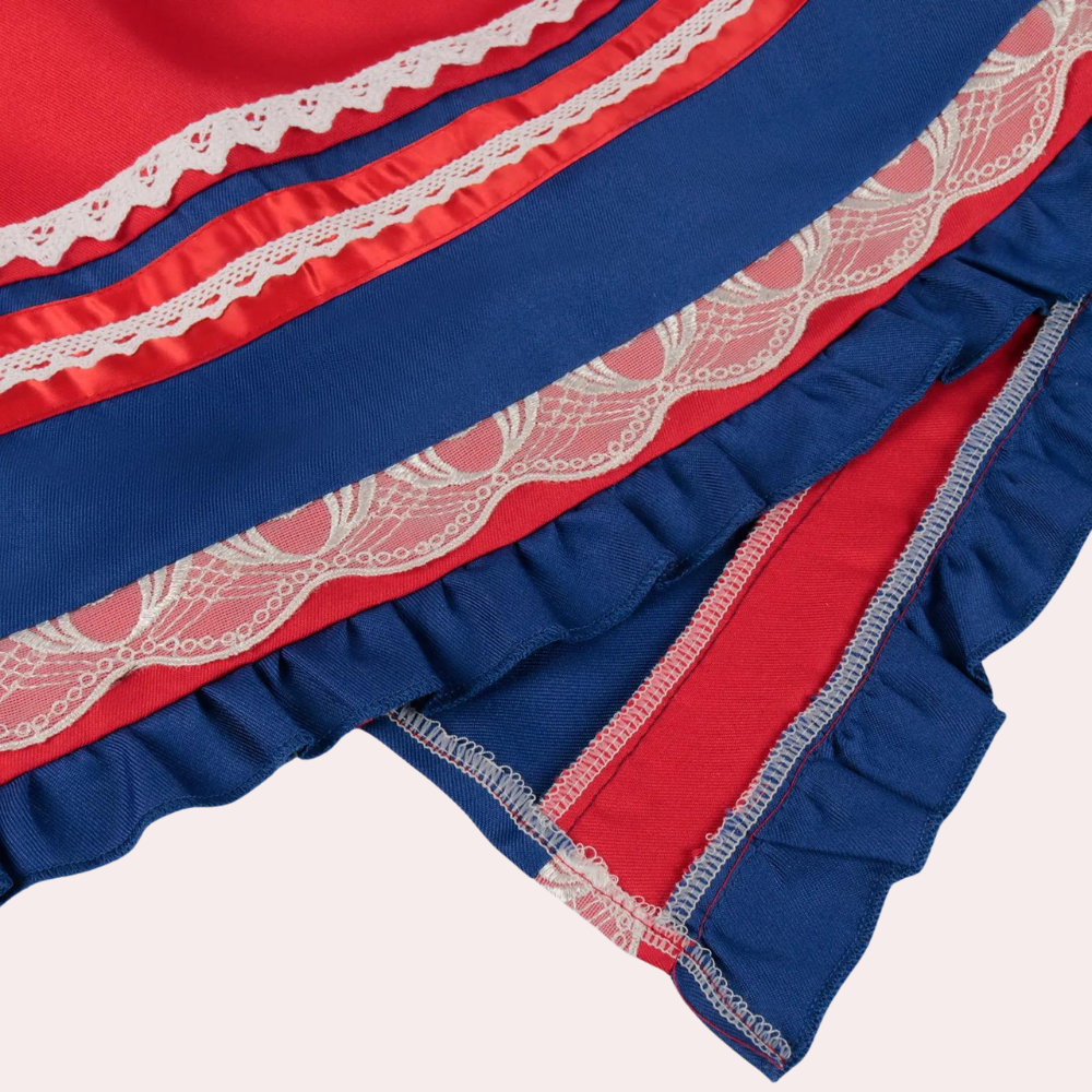 Rode en blauwe rok met kanten details en ruches, traditionele folkloristische stijl, hoogwaardige stof, perfect voor culturele evenementen.