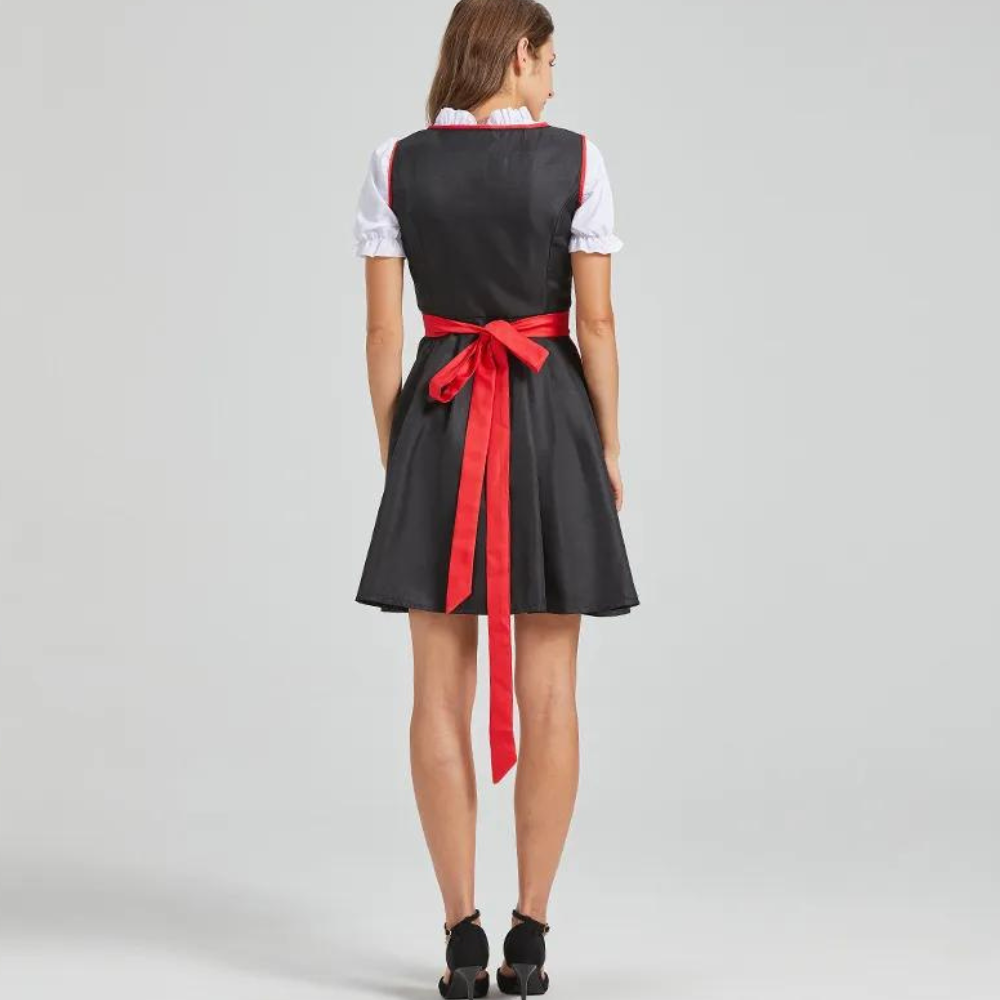 Vrouw in zwarte jurk met rode strik en witte blouse, gezien van achteren. Mode, dameskleding, elegante outfit, stijlvolle jurk, casual chic.