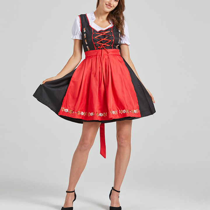 Vrouw in traditionele Duitse dirndl jurk, rood en zwart, met geborduurde details. Ideaal voor Oktoberfest, bierfeest, culturele evenementen.
