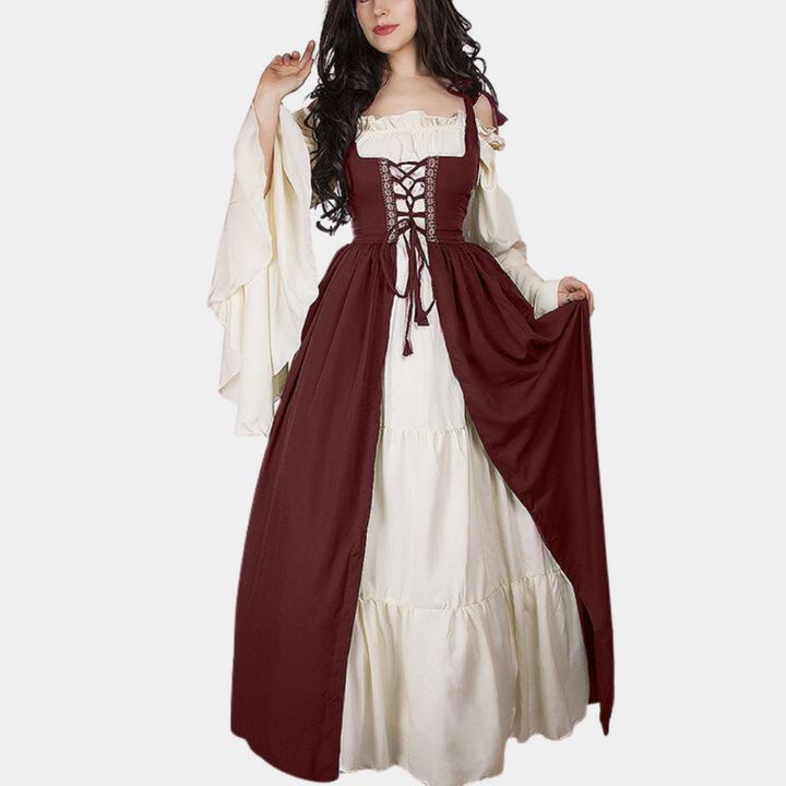 Vrouw in middeleeuwse jurk, wijnrood en wit, met lange mouwen en korset. Historische kleding, renaissance stijl, elegante avondjurk.