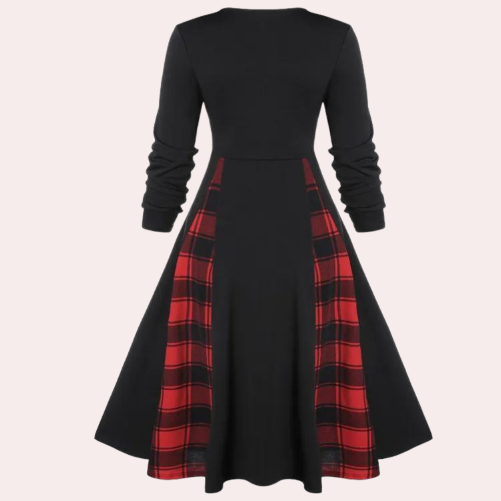 Zwarte jurk met lange mouwen en rood geruite inzetstukken, elegante A-lijn snit, perfect voor herfstmode en casual chique stijl.