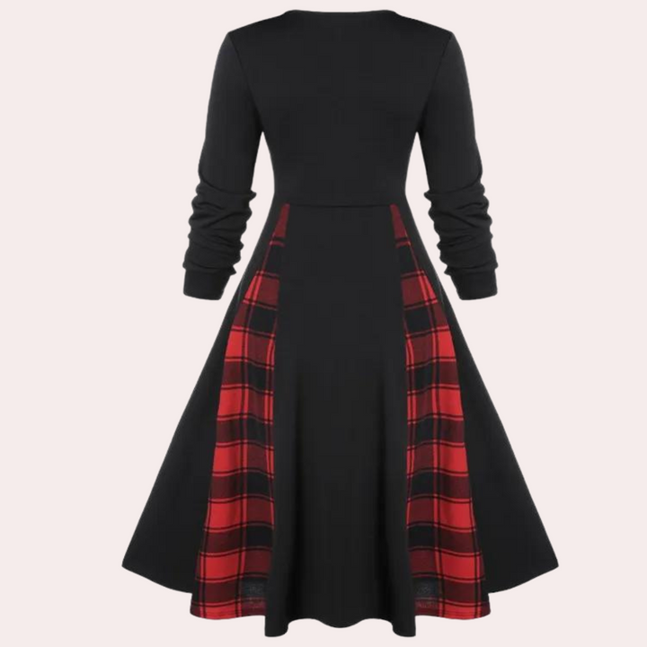 Zwarte jurk met lange mouwen en rood geruite inzetstukken, elegante A-lijn snit, perfect voor herfstmode en casual chique stijl.