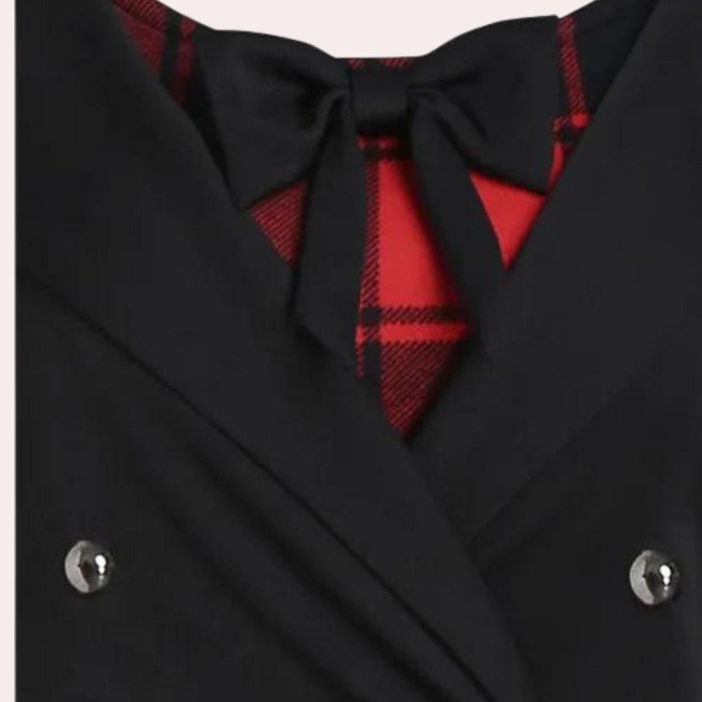Zwarte blazer met rode geruite voering en strikdetail, zilveren knopen. Stijlvolle damesmode, elegante jas voor zakelijke en casual gelegenheden.