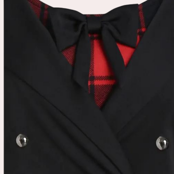 Zwarte blazer met rode geruite voering en strikdetail, zilveren knopen. Stijlvolle damesmode, elegante jas voor zakelijke en casual gelegenheden.