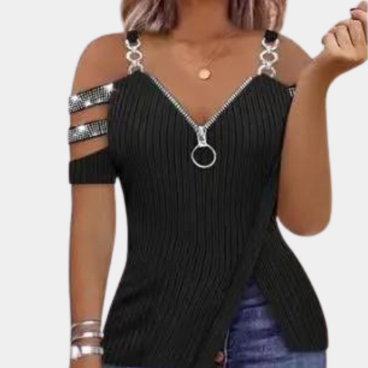 Zwarte off-shoulder top met zilveren ringen en bandjes, geribbelde stof, trendy damesmode, casual chique stijl, perfect voor avondje uit.