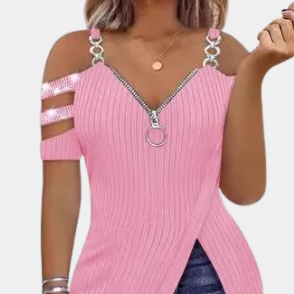 Vrouw draagt roze off-shoulder top met rits en metalen ringen, trendy mode, casual stijl, perfect voor zomeroutfits.