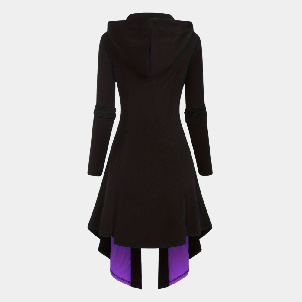 Zwarte asymmetrische jurk met capuchon en paarse voering, lange mouwen, gotische stijl. Perfect voor alternatieve mode en cosplay.