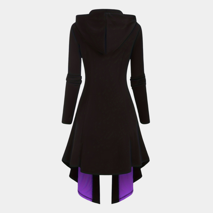 Zwarte asymmetrische jurk met capuchon en paarse voering, lange mouwen, gotische stijl. Perfect voor alternatieve mode en cosplay.