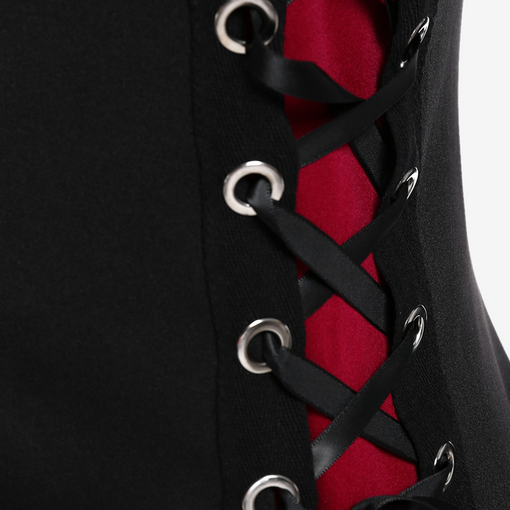Zwart korset met rode voering en vetersluiting, metalen oogjes. Perfect voor gotische mode, cosplay en alternatieve kledingstijlen.