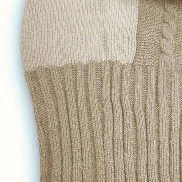 Beige gebreide trui met kabelpatroon en geribbelde textuur, modieuze dameskleding, herfst-winter collectie, comfortabele en stijlvolle outfit.
