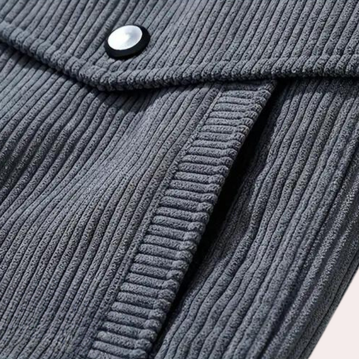 Grijze corduroy jas met knoopsluiting, close-up van textuur en details. Modieuze herenkleding, trendy corduroy stof, stijlvolle jas.