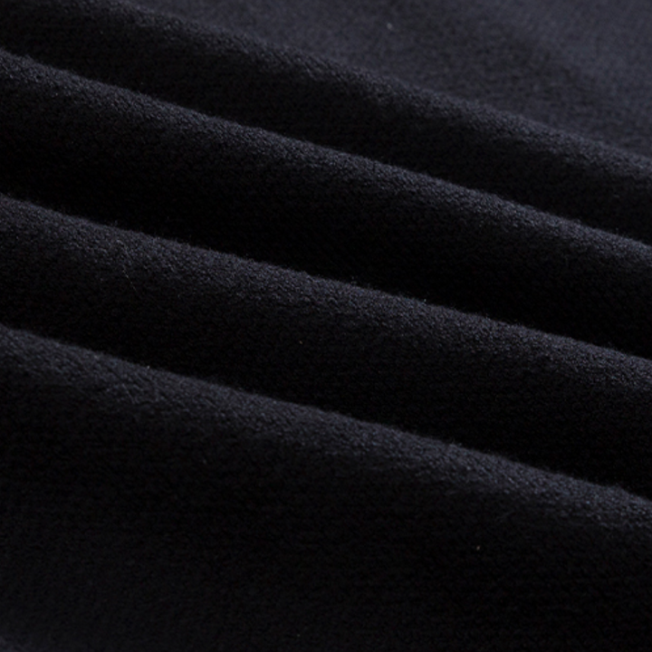 Zwarte fleece stof close-up, zachte textuur, hoogwaardige kwaliteit, ideaal voor warme kleding en accessoires, duurzaam en comfortabel.