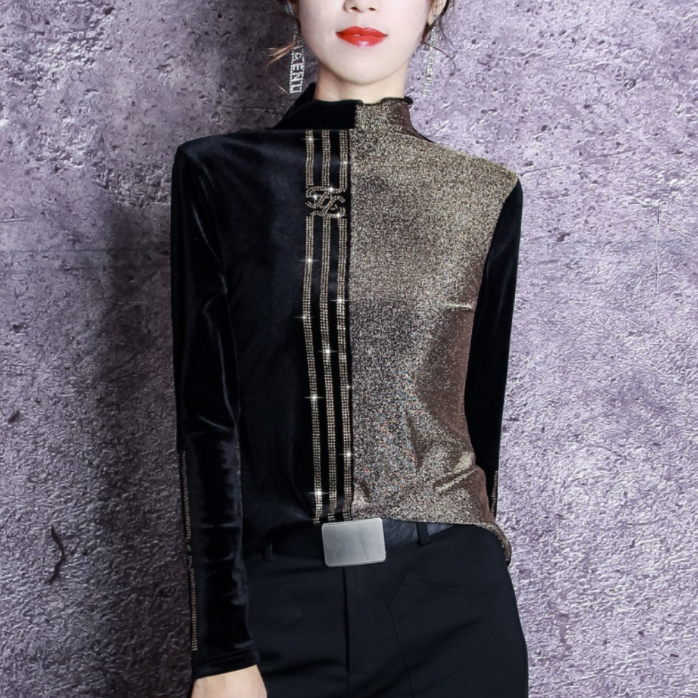 Vrouw in stijlvolle zwart-gouden glittertop met asymmetrisch ontwerp, tegen een betonnen achtergrond. Modieuze dameskleding, trendy outfit.