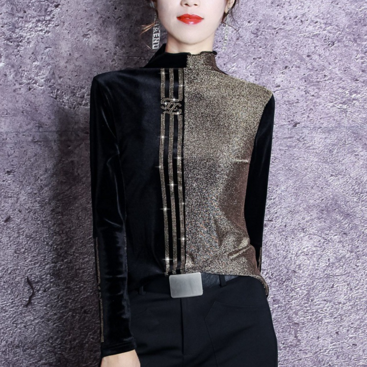 Vrouw in stijlvolle zwart-gouden glittertop met asymmetrisch ontwerp, tegen een betonnen achtergrond. Modieuze dameskleding, trendy outfit.